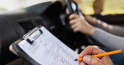 Δίπλωμα οδήγησης από τα 17, εξέταση με κάμερες: Ολες οι αλλαγές του νομοσχεδίου